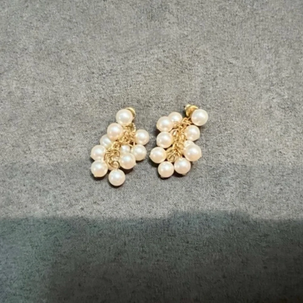 Avon Gold And Faux Pearl Earrings - Picture 2 of 4
